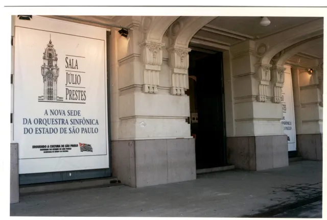 Na fachada da Sala São Paulo, uma placa anuncia a "nova sede da orquestra sinfônica do Estado de São Paulo"